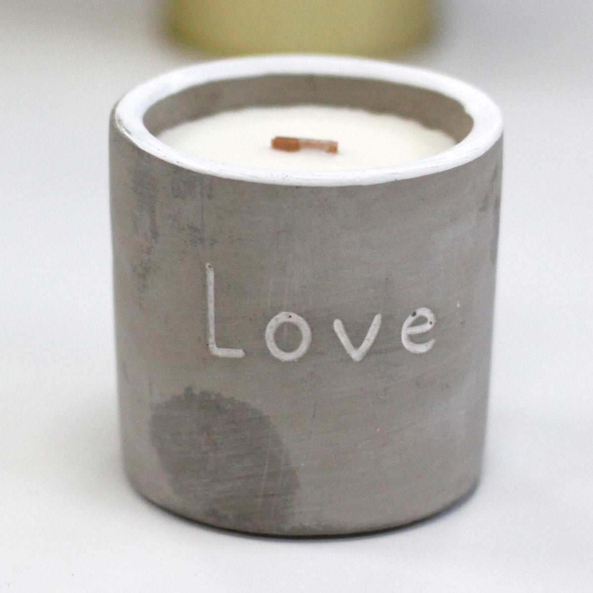 Med Concrete Soy Candle - Love - Purple Fig & Casis - Spiru-shop.nl