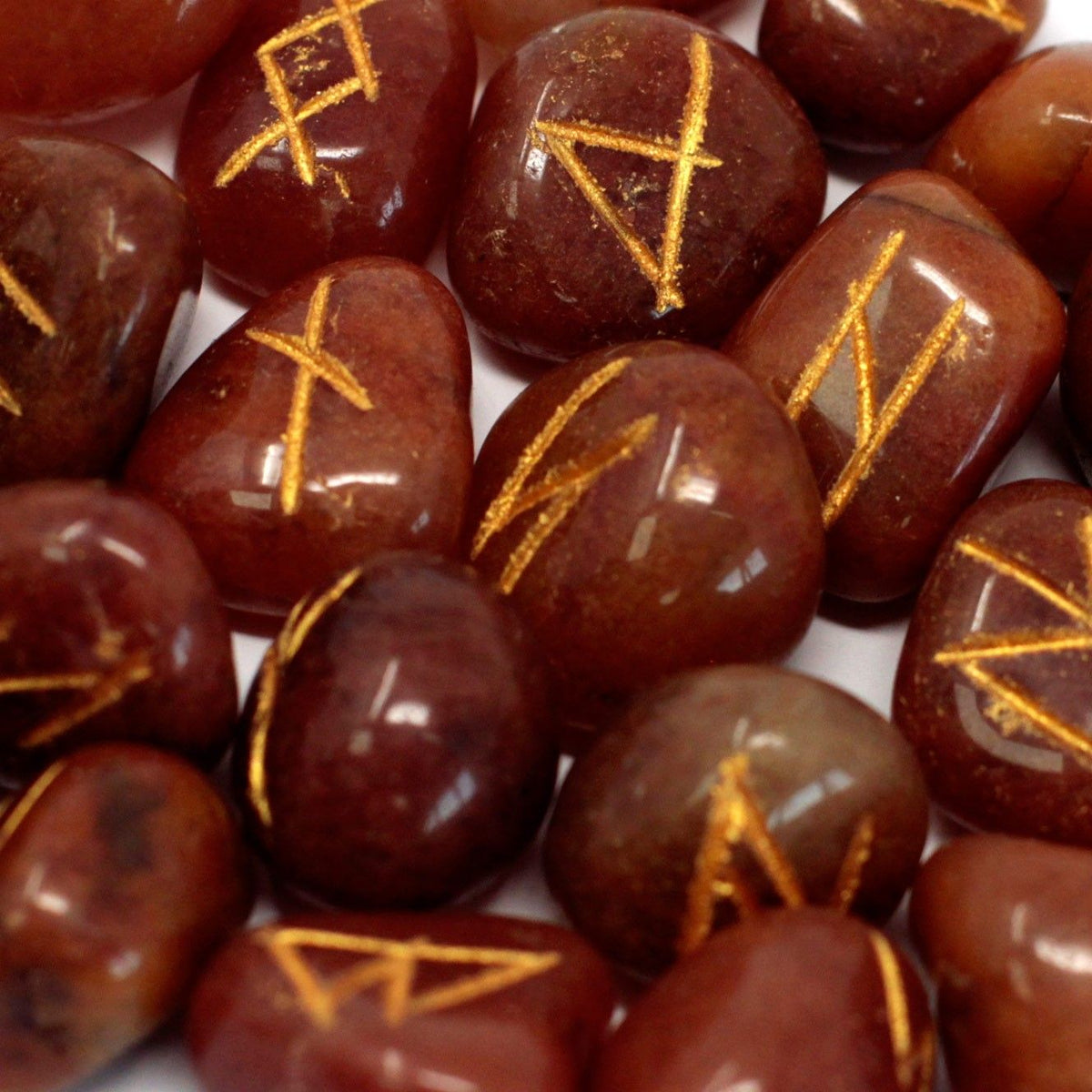 Runes Stone Set in Pouch - Red Aventurine - Spiru-shop.nl