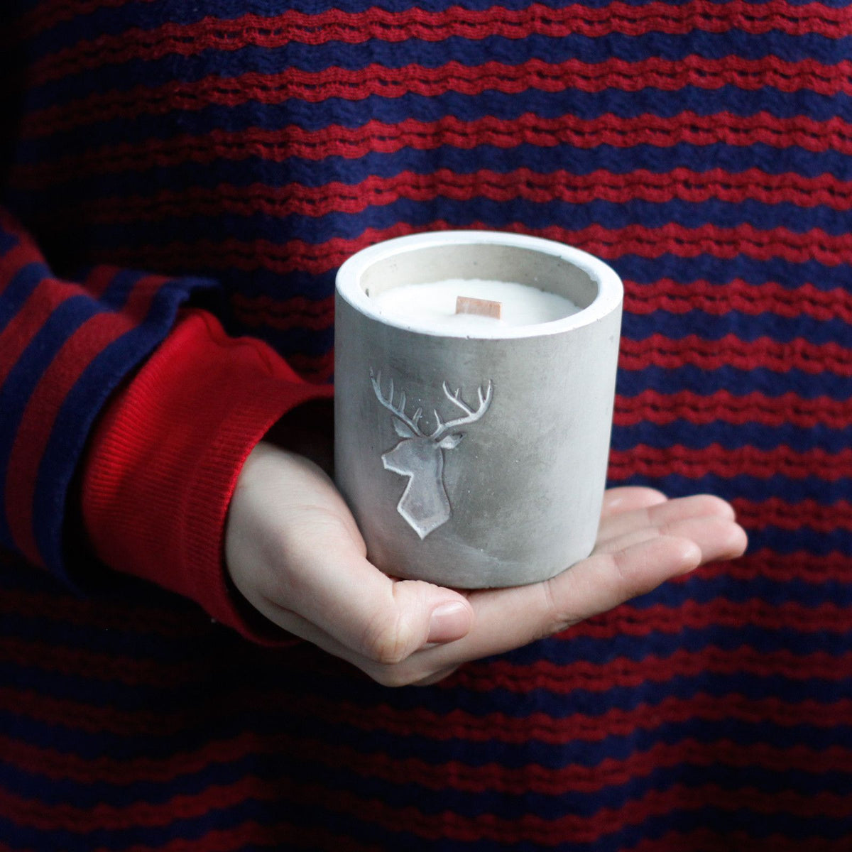 Med Concrete Soy Candle - Stag Head - Whiskey & Woodsmoke - Spiru-shop.nl