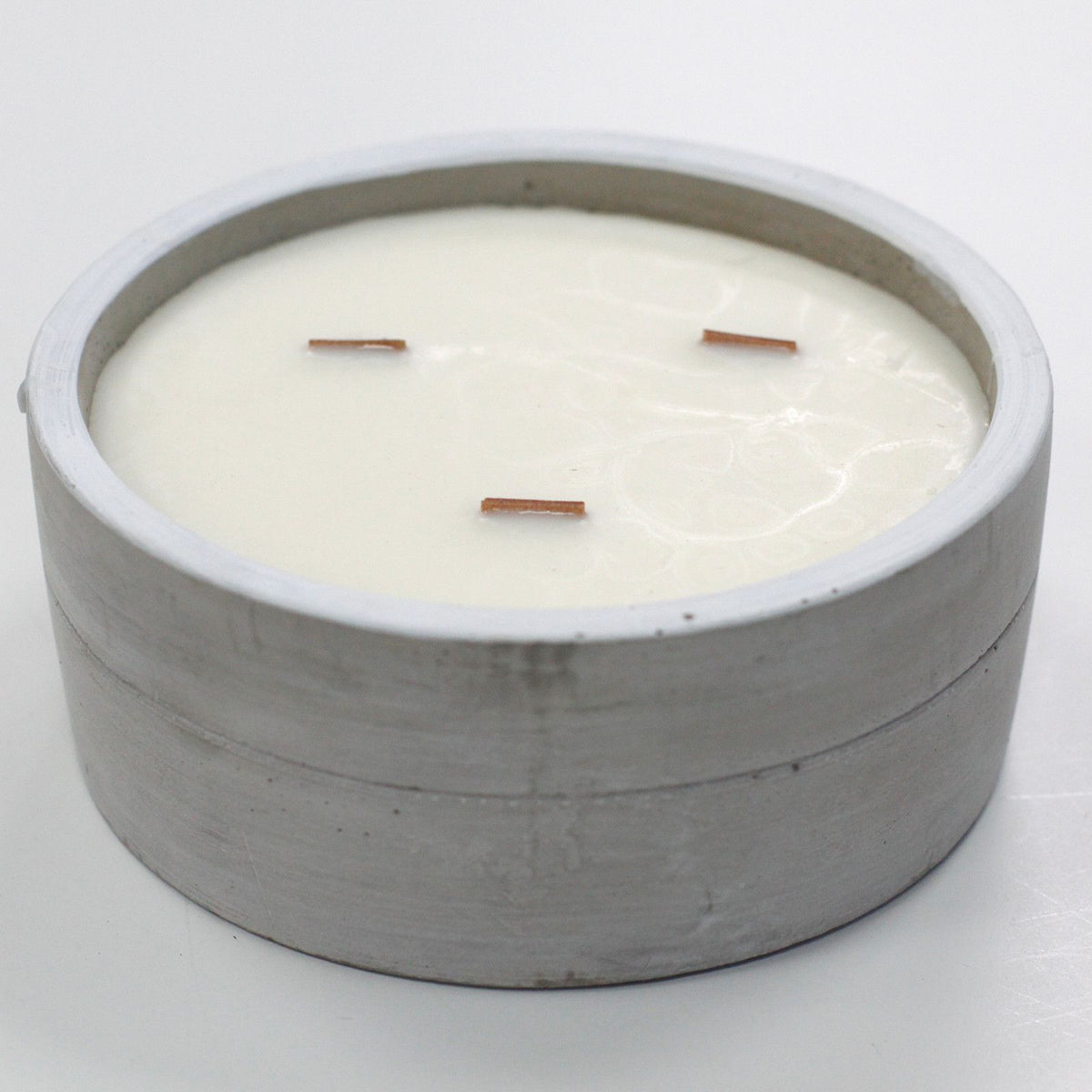 Large Concrete Soy Candle - Patchouli & Dark Amber - Spiru-shop.nl