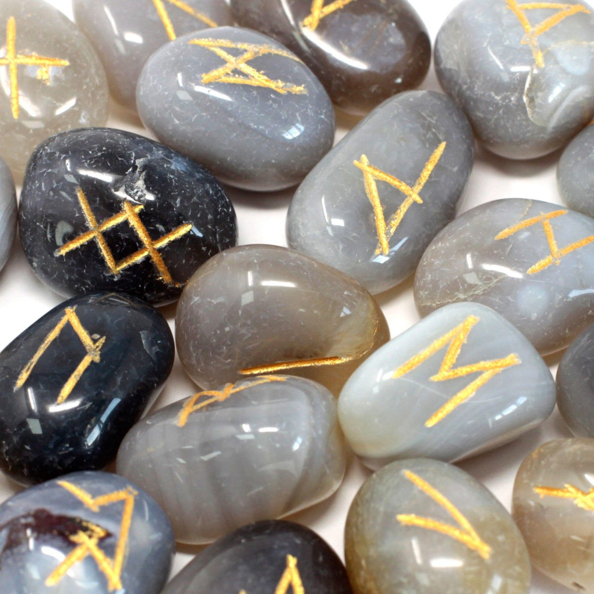 Runes Stone Set in Pouch - Grey Agate - Spiru-shop.nl