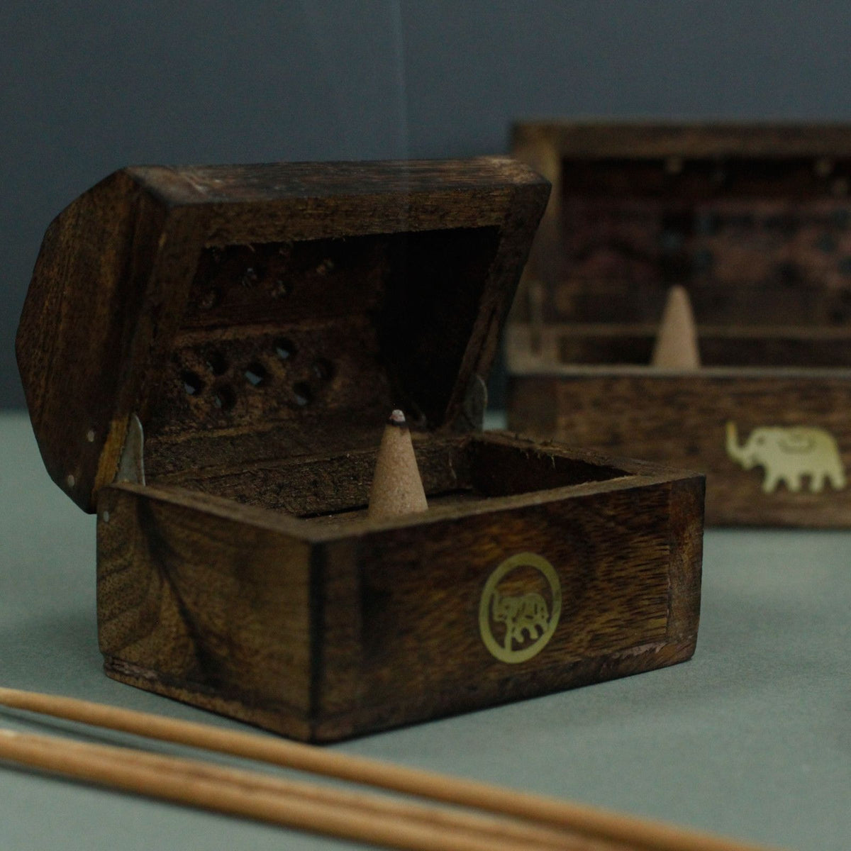 Mini Incense Cone Smoke Box - Mango Wood - Spiru-shop.nl